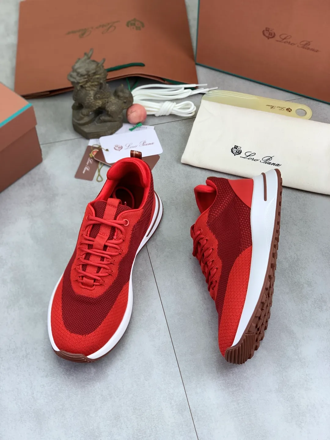Men's men's shoes 💰P542 New style 💰High quality The latest casual shoes Loro Piana 💯Top grade💯Buy the original copy💯 Founded the existing Loro Piana company on April 24, 1924. The family has been operating for the sixth generation, providing top quality products to customers who are discerning in taste and quality. Imported original fly woven fabrics with cowhide fabric, plain calfskin lining, hand-stitched threads with cowhide feet, original packaging, high-end outsole, size: 38-46, multiple colors available, complete package